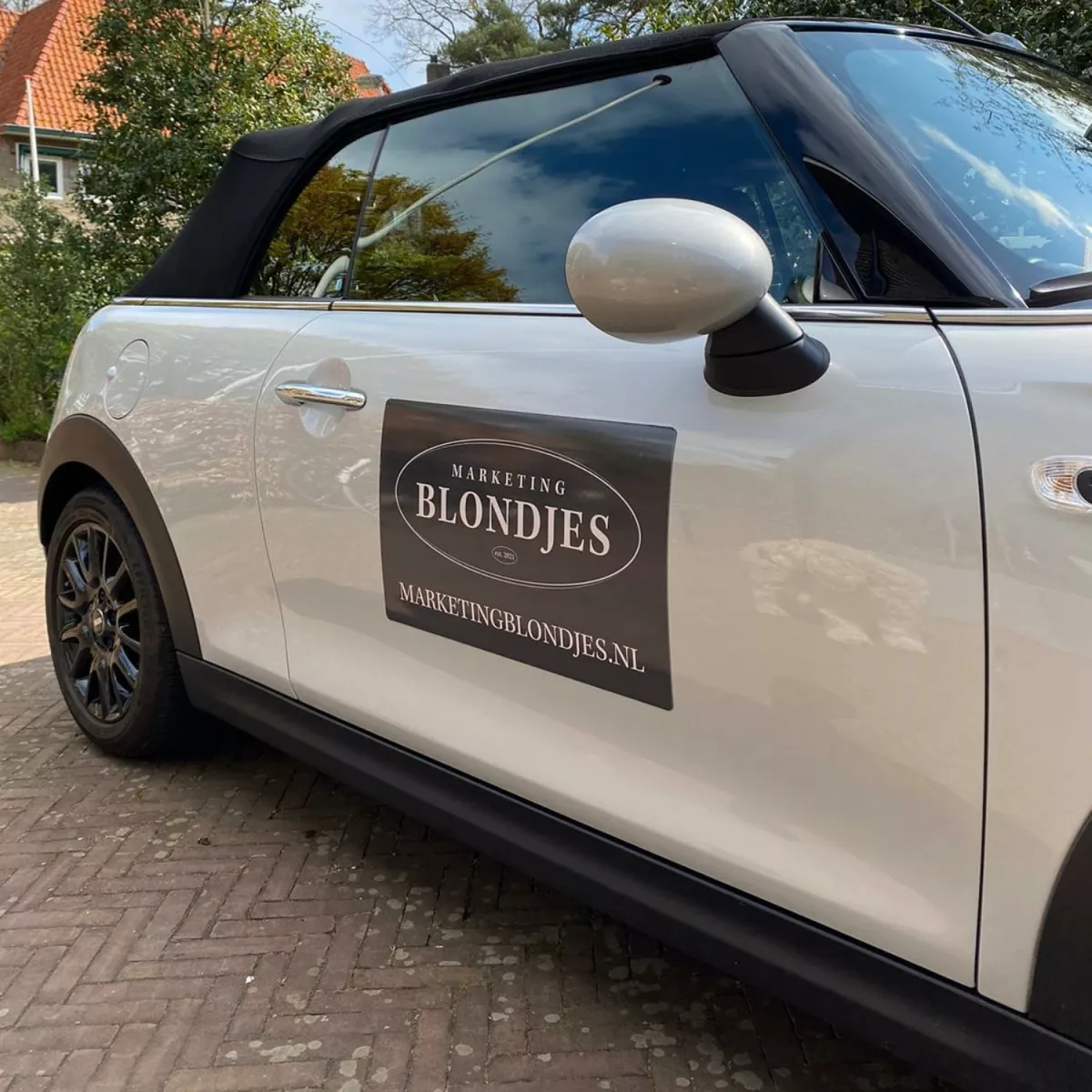 Magneet sticker voor de Marketing blondjes in Bussum